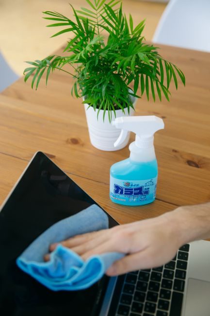 Nettoyage d'un écran d'ordinateur avec un chiffon microfibre