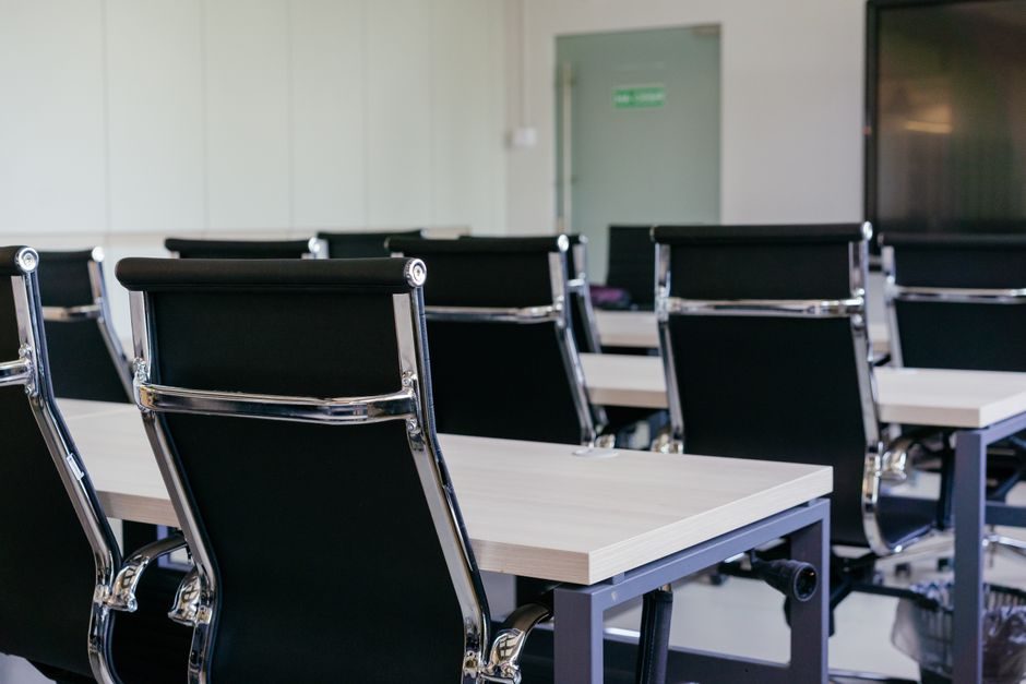 Postes de travail et fauteuils de bureau entretenus