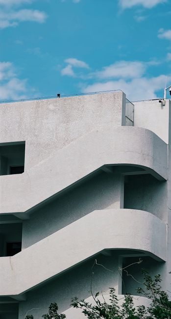 Cage d'escalier de résidence aux marches propres