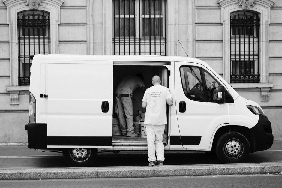Utilitaire de service stationné devant un bâtiment professionnel