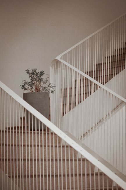 Escalier de résidence propre et lumineux avec rampe blanche