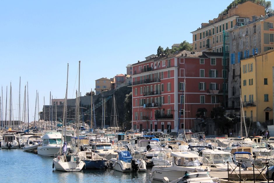Vieux port de Bastia et ses immeubles colorés en Haute-Corse