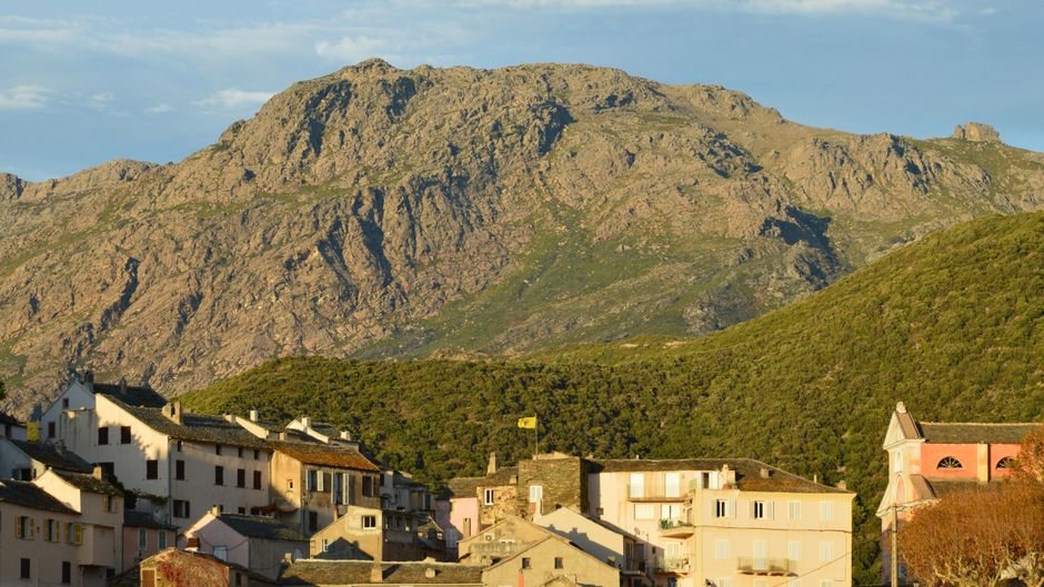 Village de Nonza et montagnes du Cap Corse en Haute-Corse